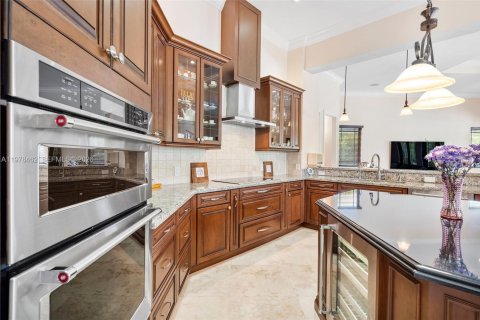 House in Miami, Florida 4 bedrooms, 379.32 sq.m. № 2043852 - photo 12