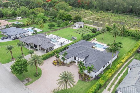 House in Miami, Florida 4 bedrooms, 379.32 sq.m. № 2043852 - photo 5