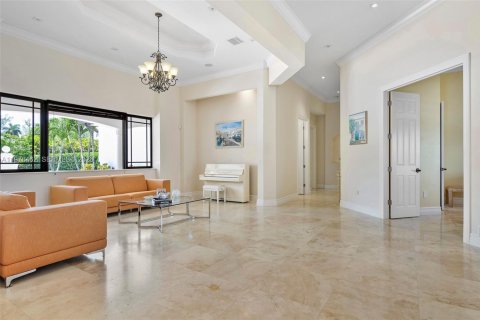 House in Miami, Florida 4 bedrooms, 379.32 sq.m. № 2043852 - photo 9