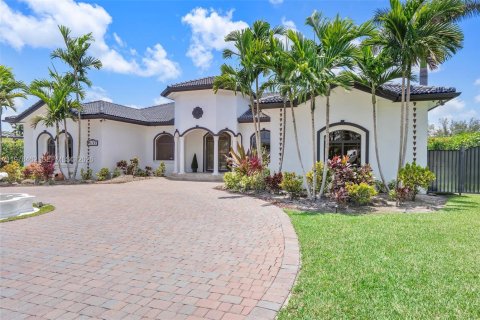 House in Miami, Florida 4 bedrooms, 379.32 sq.m. № 2043852 - photo 4