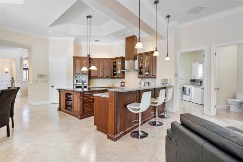 House in Miami, Florida 4 bedrooms, 379.32 sq.m. № 2043852 - photo 17
