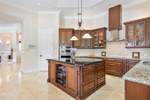 House in Miami, Florida 4 bedrooms, 379.32 sq.m. № 2043852 - photo 15