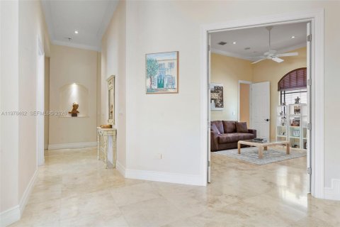 House in Miami, Florida 4 bedrooms, 379.32 sq.m. № 2043852 - photo 24