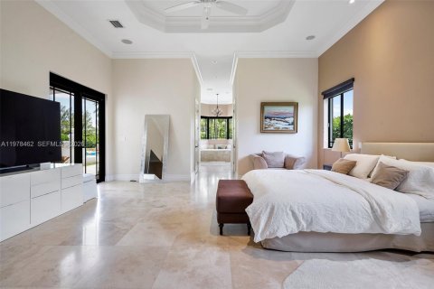 House in Miami, Florida 4 bedrooms, 379.32 sq.m. № 2043852 - photo 26