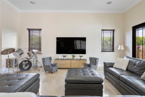 House in Miami, Florida 4 bedrooms, 379.32 sq.m. № 2043852 - photo 18