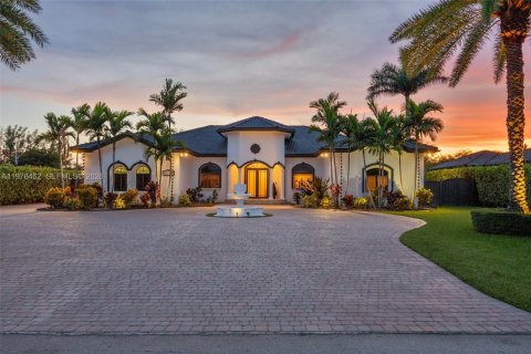 House in Miami, Florida 4 bedrooms, 379.32 sq.m. № 2043852 - photo 2