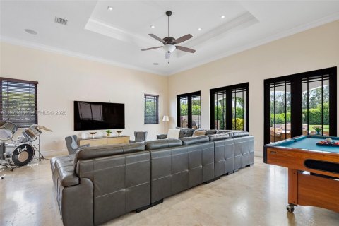 House in Miami, Florida 4 bedrooms, 379.32 sq.m. № 2043852 - photo 21