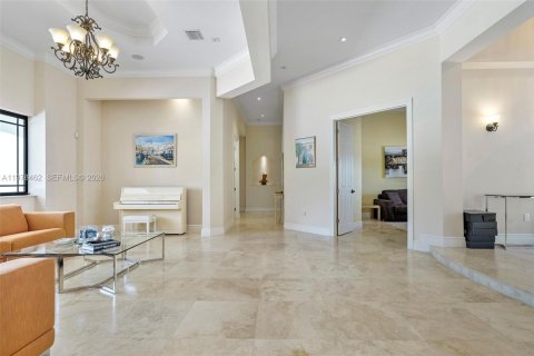 House in Miami, Florida 4 bedrooms, 379.32 sq.m. № 2043852 - photo 10