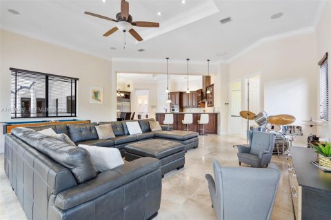 House in Miami, Florida 4 bedrooms, 379.32 sq.m. № 2043852 - photo 19