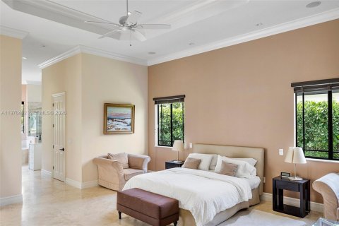 House in Miami, Florida 4 bedrooms, 379.32 sq.m. № 2043852 - photo 30