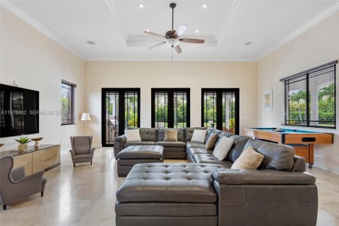 House in Miami, Florida 4 bedrooms, 379.32 sq.m. № 2043852 - photo 20
