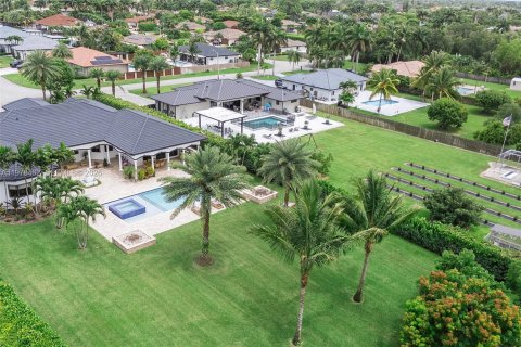 House in Miami, Florida 4 bedrooms, 379.32 sq.m. № 2043852 - photo 6