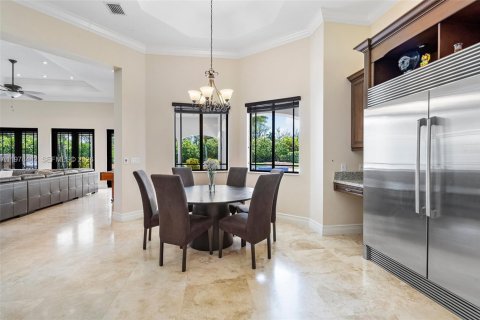 House in Miami, Florida 4 bedrooms, 379.32 sq.m. № 2043852 - photo 11