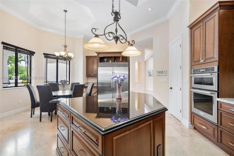 House in Miami, Florida 4 bedrooms, 379.32 sq.m. № 2043852 - photo 13