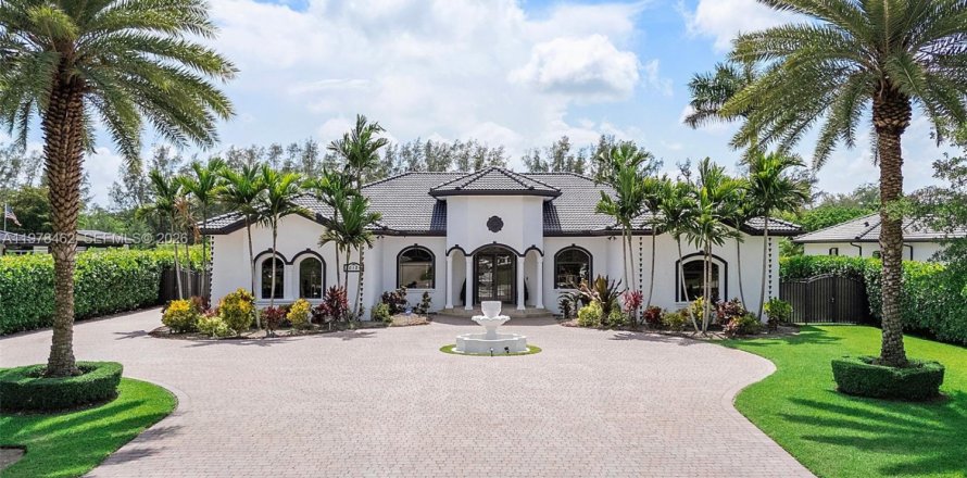 House in Miami, Florida 4 bedrooms, 379.32 sq.m. № 2043852