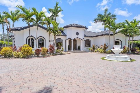 House in Miami, Florida 4 bedrooms, 379.32 sq.m. № 2043852 - photo 3