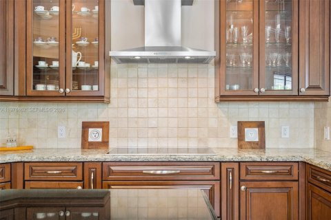 House in Miami, Florida 4 bedrooms, 379.32 sq.m. № 2043852 - photo 14