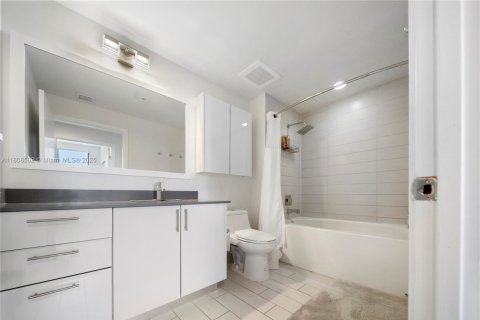 Condominio en venta en Miami, Florida, 3 dormitorios, 133.59 m2 № 1772360 - foto 10