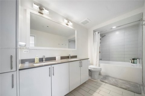 Condominio en venta en Miami, Florida, 3 dormitorios, 133.59 m2 № 1772360 - foto 8