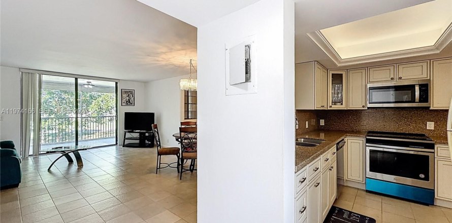 Кондоминиум с 2 спальнями в Маргит, Флорида № 2038393