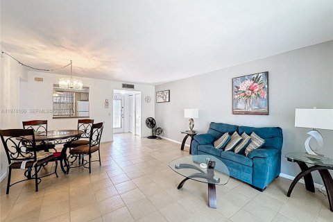 Купить кондоминиум в Маргит, Флорида 2 спальни, 92.9м2, № 2038393 - фото 12