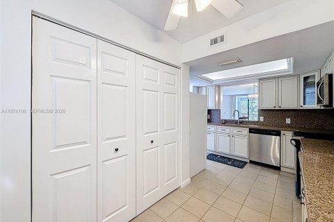 Купить кондоминиум в Маргит, Флорида 2 спальни, 92.9м2, № 2038393 - фото 7