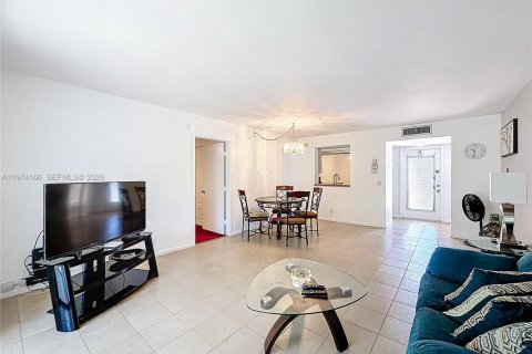 Купить кондоминиум в Маргит, Флорида 2 спальни, 92.9м2, № 2038393 - фото 13