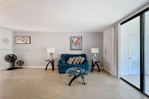 Купить кондоминиум в Маргит, Флорида 2 спальни, 92.9м2, № 2038393 - фото 11