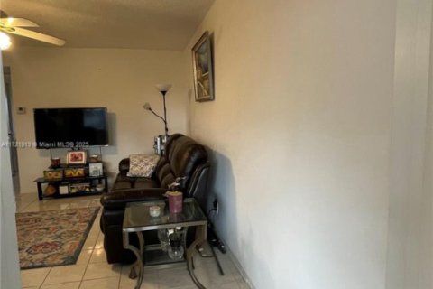 Condo in Hollywood, Florida, 1 bedroom  № 1937731 - photo 11