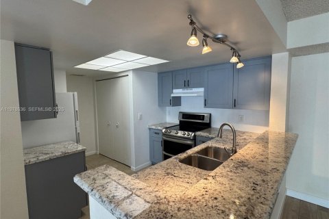 Condo in Coral Springs, Florida, 2 bedrooms  № 2047735 - photo 2