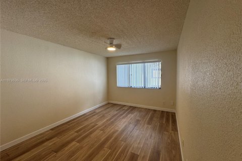 Condo in Coral Springs, Florida, 2 bedrooms  № 2047735 - photo 12