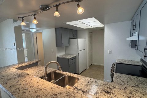 Condo in Coral Springs, Florida, 2 bedrooms  № 2047735 - photo 4