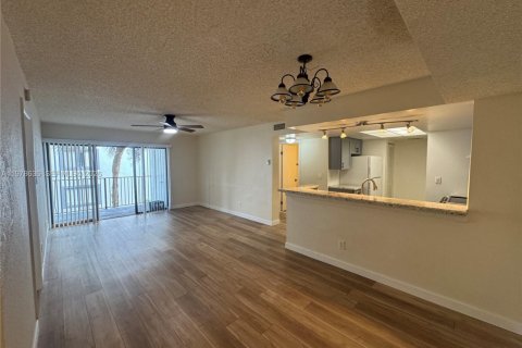 Condo in Coral Springs, Florida, 2 bedrooms  № 2047735 - photo 8