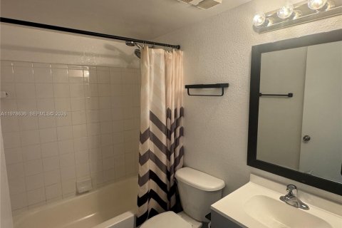 Condo in Coral Springs, Florida, 2 bedrooms  № 2047735 - photo 21