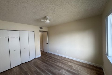 Condo in Coral Springs, Florida, 2 bedrooms  № 2047735 - photo 17