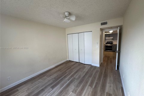 Condo in Coral Springs, Florida, 2 bedrooms  № 2047735 - photo 18