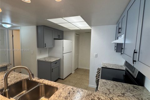 Condo in Coral Springs, Florida, 2 bedrooms  № 2047735 - photo 3