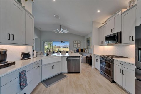 House in Palmetto, Florida 3 bedrooms, 188.5 sq.m. № 1765798 - photo 12