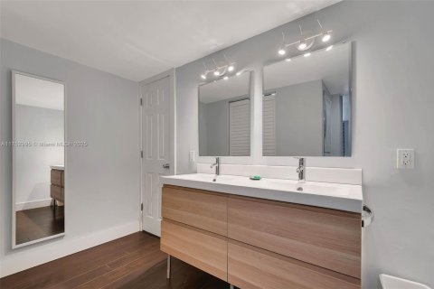 Condominio en venta en Key Biscayne, Florida, 1 dormitorio, 80.82 m2 № 1860106 - foto 11