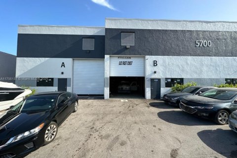 Commercial property in West Park, Florida № 1869928 - photo 1