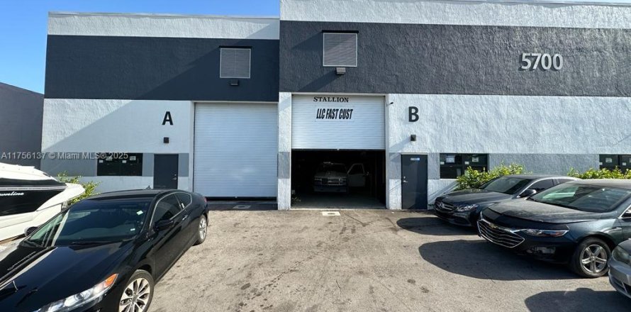 Commercial property in West Park, Florida № 1869928