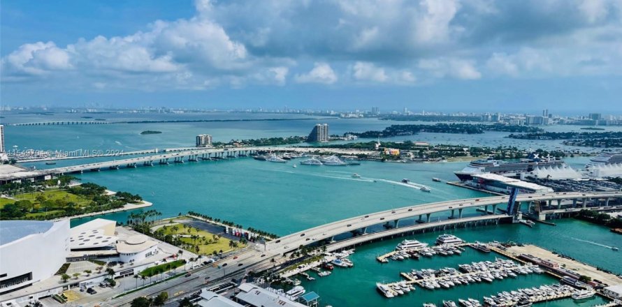 Condo in Miami, Florida, 5 bedrooms  № 1860118