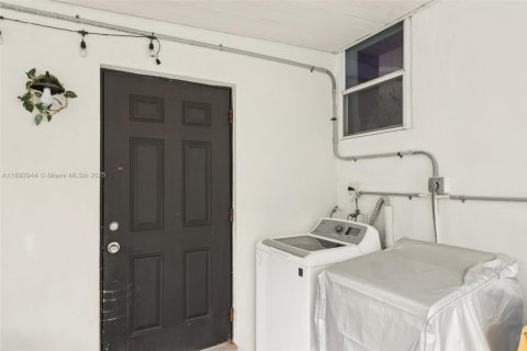 Casa en venta en North Miami, Florida, 3 dormitorios, 121.14 m2 № 1945637 - foto 30