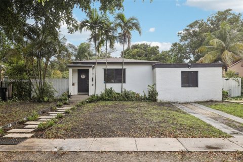 Casa en venta en North Miami, Florida, 3 dormitorios, 121.14 m2 № 1945637 - foto 1