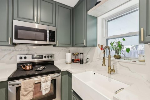 Casa en venta en North Miami, Florida, 3 dormitorios, 121.14 m2 № 1945637 - foto 16