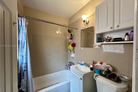 Commercial property in Opa-locka, Florida № 1731281 - photo 20