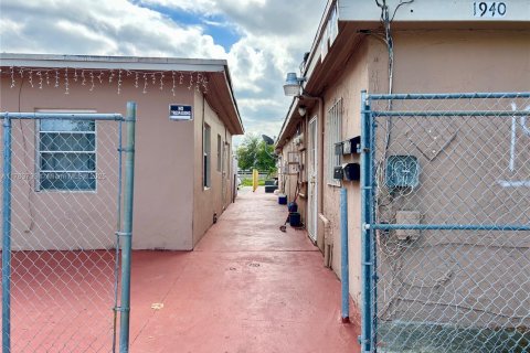 Commercial property in Opa-locka, Florida № 1731281 - photo 2