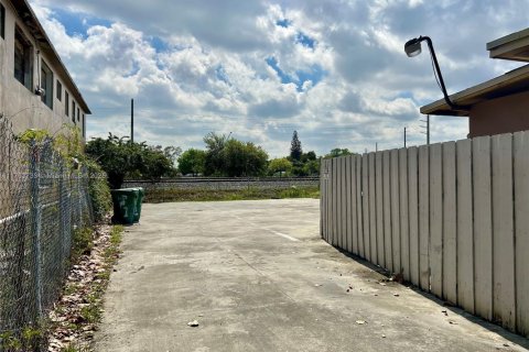 Commercial property in Opa-locka, Florida № 1731281 - photo 24