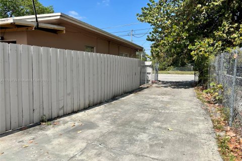 Commercial property in Opa-locka, Florida № 1731281 - photo 23