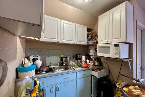 Commercial property in Opa-locka, Florida № 1731281 - photo 18